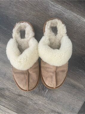 UGG Chestnut Suede Shearling-Lined Slip-On Clog girls size 4 EUC